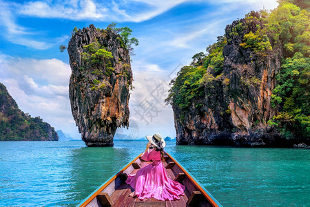 异国情调放松坐在船上寻找泰国Phangnga岛的詹姆斯邦德漂亮女孩地标图片