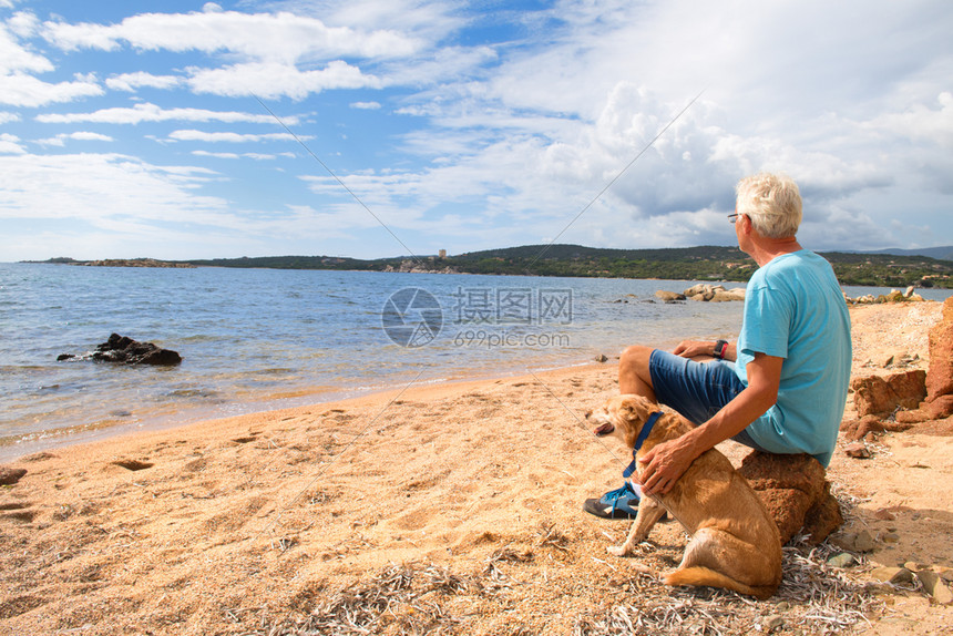 男人和他的狗在Bonifacio附近的Corsica南部和海岸的热那亚塔休息靠近欧洲高级的图片
