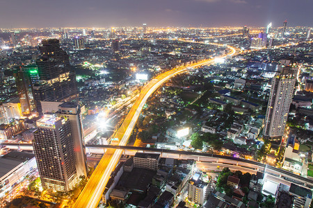 现代的桥泰国曼谷市摩天大楼夜空中观察台河图片