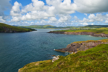 南爱尔兰有云的悬崖海滩场景游客图片