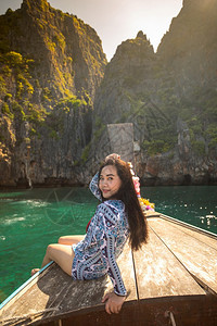亚洲在泰国普吉岛菲济MayaBayPhiPhi岛马雅湾的长尾船上年轻的图片