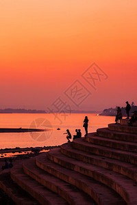 自然亚洲人游客老挝旅者和人民放松了湄公河黄昏时的露台观景在湄公河万象老挝西尔维特上飞扬的夕阳天空反射图片
