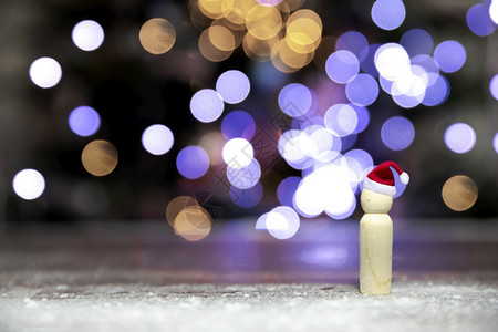 问候包裹假期圣诞老人与散景背上的圣诞老人帽子树复制空间假日圣诞快乐概念空间文本圣诞老人与散景背上的圣诞老人帽子快乐概念图片
