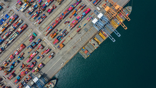 联合的空中观察货船码头卸载起重机航空用集装箱和船舶观望工业港的集装箱和船只洪货物图片