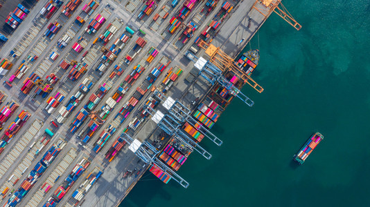 海洋空中观察货船码头卸载起重机航空用集装箱和船舶观望工业港的集装箱和船只全球的王国图片
