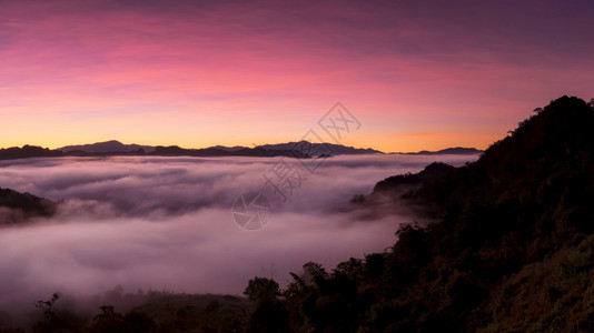 美丽的全景山风与晨雾BaanJABO认为MeeHongSonBaanJABO是泰国山地和清晨雾中最惊人的暴风云之一著名的爬坡道图片