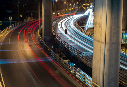 结夜幕时以曼谷城市背景为的光道横过明足迹美丽的曲线速度运动图片