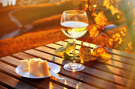 瑞士日内瓦湖的葡萄酒和奶酪对抗瑞士日内瓦湖柴金蒙特勒餐厅图片
