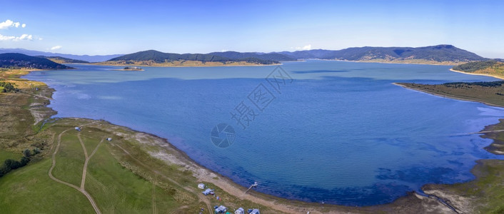 保加利亚Batak水坝无人驾驶飞机的惊空中全景湖环境美丽的图片