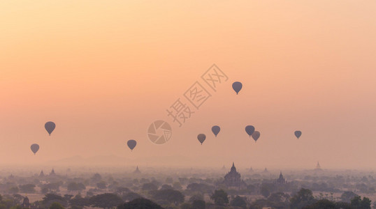 飞行景观许多热气球飞过寺庙上空旅行图片