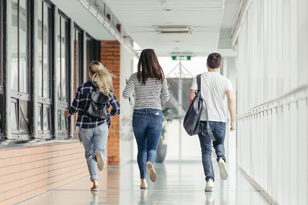 学生们在学校走廊上跑步的背影图片