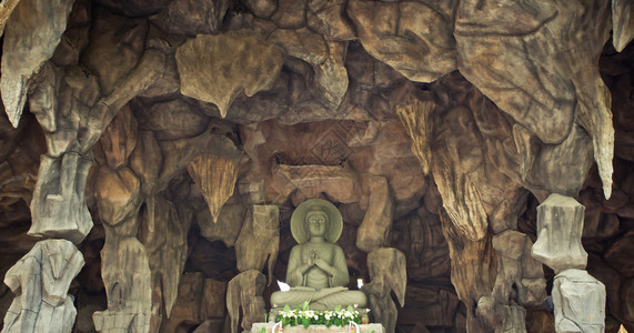 笏雕塑泰国洞穴中的老佛图片