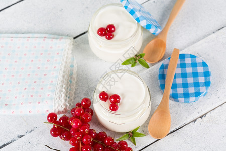 喝自然美味的新鲜制酸奶加红卷发早餐图片