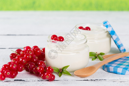 美味的新鲜自制酸奶加红卷发钙甜的午餐图片