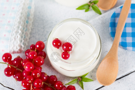 美味的新鲜自制酸奶加红卷发厚的饮食色图片
