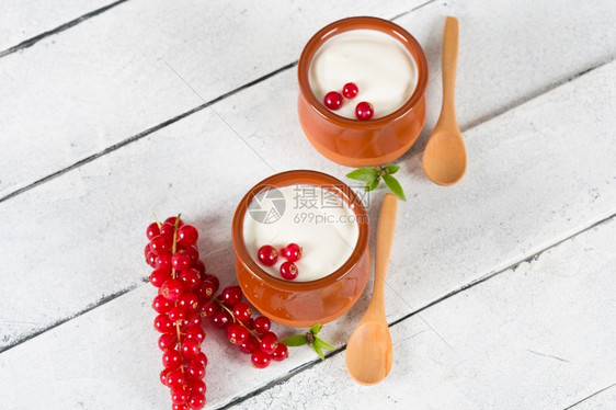 有机的美味新鲜自制酸奶加红卷发早晨餐图片