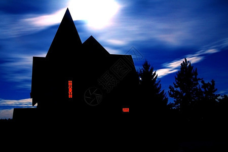 窗户万圣节屋对抗阴云的天空月亮大厦黑暗的图片