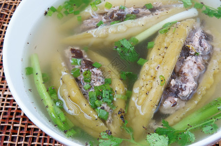 过程越南食物汤苦瓜加土肉营养越南菜中流行的苦甜瓜丰富的维生素能够抗糖尿病季节与春洋葱peziza新鲜的餐厅图片
