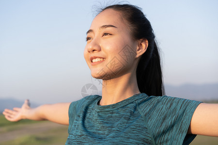 活动亚洲年轻女在夏天早上露站在外面时正做瑜伽亚洲女孩通过冥想来照顾自己的健康近乎面部微笑般的容幸福与生活方式放松尽管图片