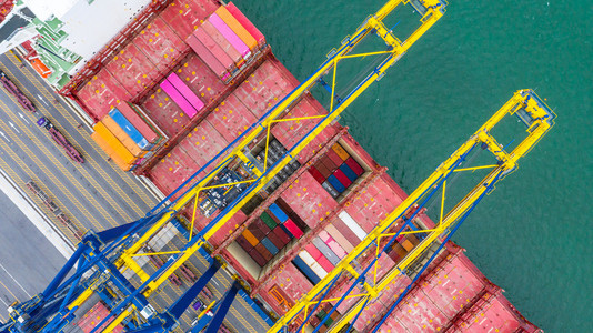 进口海洋航运空中观察货船码头卸载起重机航空用集装箱和船舶观望工业港的集装箱和船只图片