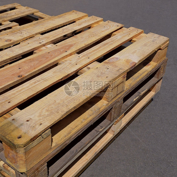 分配木板用过的质货盘躺在沥青路面上阳光明媚的天气中户外特闭木头图片