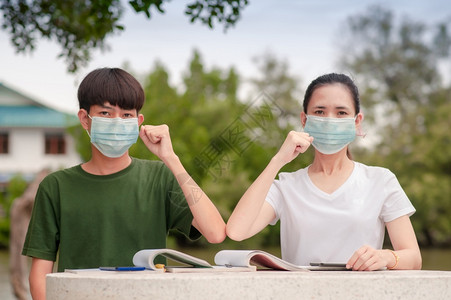 打气加油的男女学生图片