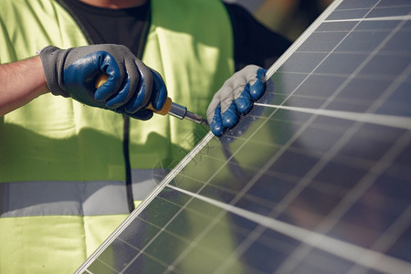 一名白头盔工程师在太阳能电池板附近的人在一个太阳能电池板附近的白头盔环境控制板安装图片