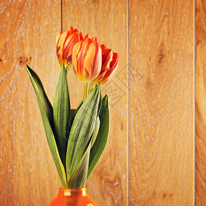 花朵束在木背景的花瓶朵中橙木头礼物图片