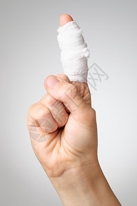 疮伤痛的手指和白纱布绷带援助病人图片