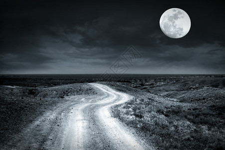 清空的乡村道路穿过草原在满月之夜充云端的天空地球冒险未来派图片