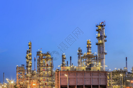重的夜间石油化工炼厂的气体活力图片