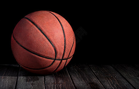运动竞技木地板上的篮球黑色背景的比赛竞赛高清图片素材