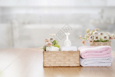 奢华在木制顶台桌上的毛巾在模糊的浴室背景上复制空间产品显示时颜色陶瓷制品图片