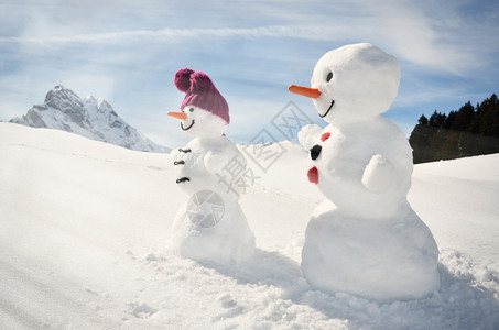 乐趣俏皮有的雪人对抗瑞士阿尔卑斯山帽子图片