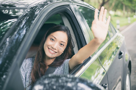 驾驶乐趣人们美丽的亚洲女在路上驾车旅行时微笑和愉快地开车图片