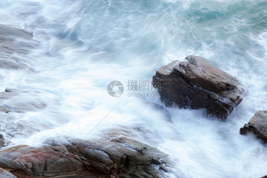 溅自然海浪不断猛烈冲刷着岩石不停地冲刷着岩石一直以恒星的威力冲刷着海滩图片