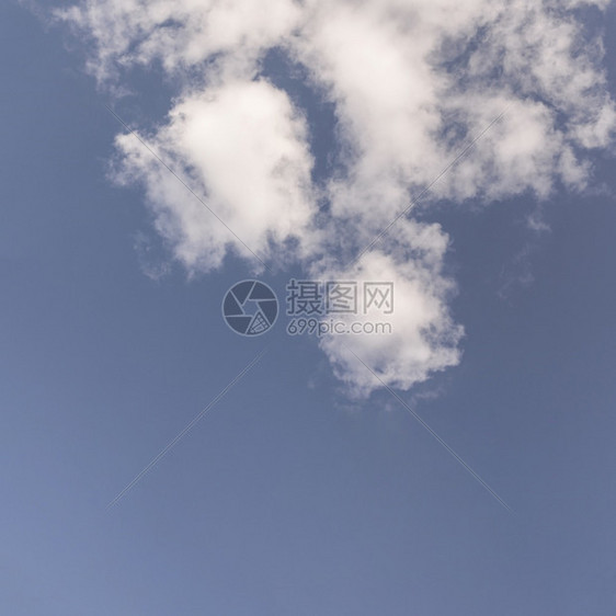 飞白云在天空中飘动漂浮圆形的图片