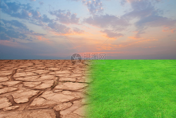 泥天空地形美丽的日落和干燥田地图片