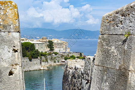 游客希腊语从科孚镇的堡垒欣赏科孚市风景如画从希腊科孚镇的堡垒欣赏科孚市风景如画云图片