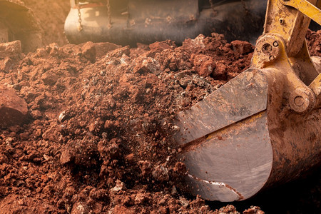 机器力量在建筑工地Crawler挖土机掘爆破工地的土壤机械地面移动设备挖掘车辆建造工程公司施建筑装载机图片