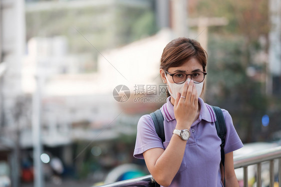 变暖穿戴N95呼吸面具的亚洲年轻妇女保护和过滤pm25微粒物质反对交通和灰尘城市保健及空气污染概念保护并过滤pm25颗粒物质空气图片