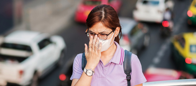 疾病泰国穿戴N95呼吸面具的亚洲年轻妇女保护和过滤pm25微粒物质反对交通和灰尘城市保健及空气污染概念保护并过滤pm25颗粒物质图片