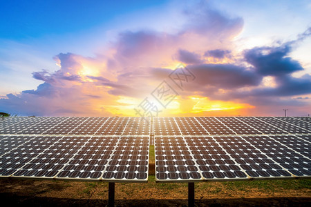 模块日落天空背景下的光伏组件太阳能发电厂清洁替代能源概念系统戏剧图片