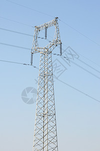 传送危险的以蓝天空为背景的高压输电线以蓝天为背景电缆图片