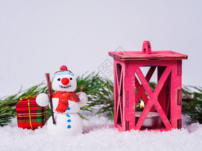 分支卡片十二月带蜡烛圣诞装饰品和树枝的木灯在雪地背景下有彩灯圣诞装饰和树枝图片