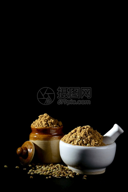 厨师姜黄素辛辣的使用Coriander粉末和黑本种子的迫击和图片