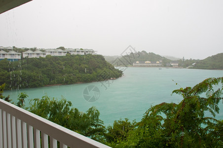 自然旅行安提瓜热带风暴雨天和景的度假别墅和海景安提瓜热带风暴景优美图片