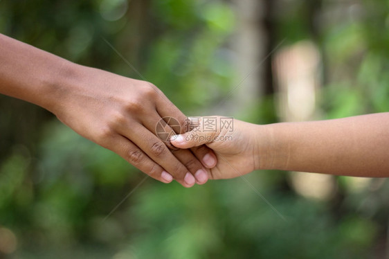 手指母手握亲和女儿的手图片