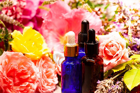 健康本质用于芳香治疗的花和几瓶基本油医疗的图片