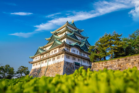 历史的皇家日本名古屋城堡和市天际蓝空外部的图片